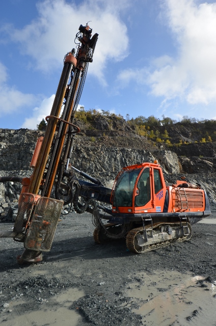 Quarry crawler drill, quarry drilling, Roxar drifter application